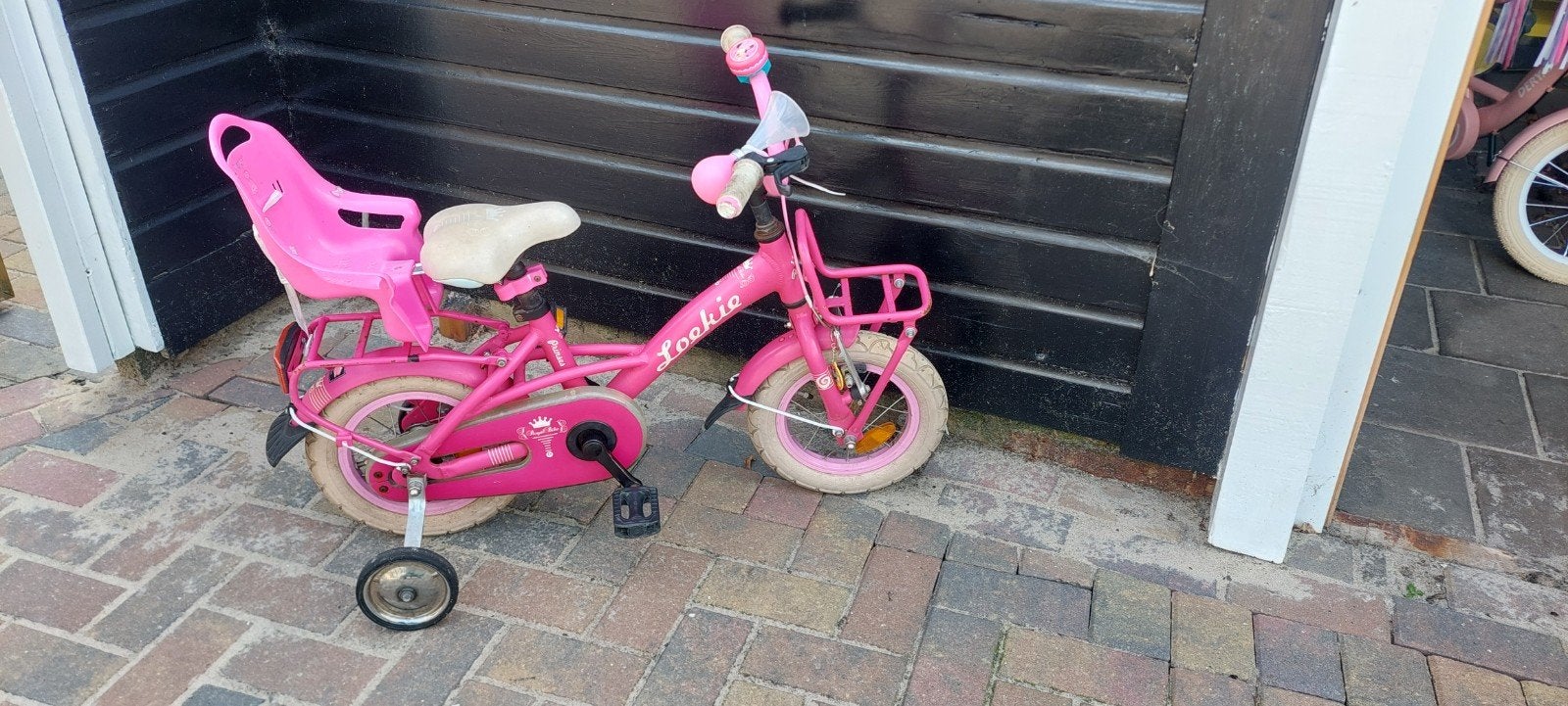 Roze kinderfiets Loekie met zijwieltjes en zitje, Terugtraprem, Zijwieltjes, Gebruikt, Ophalen of Verzenden