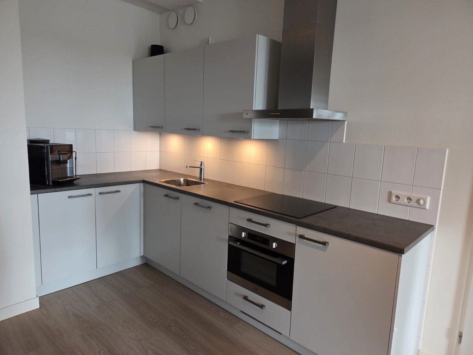 Prachtige Bruynzeel hoekkeuken (305x160) – z.g.a.n. keuken, Ophalen, Wit, Hoekkeuken, Zo goed als nieuw