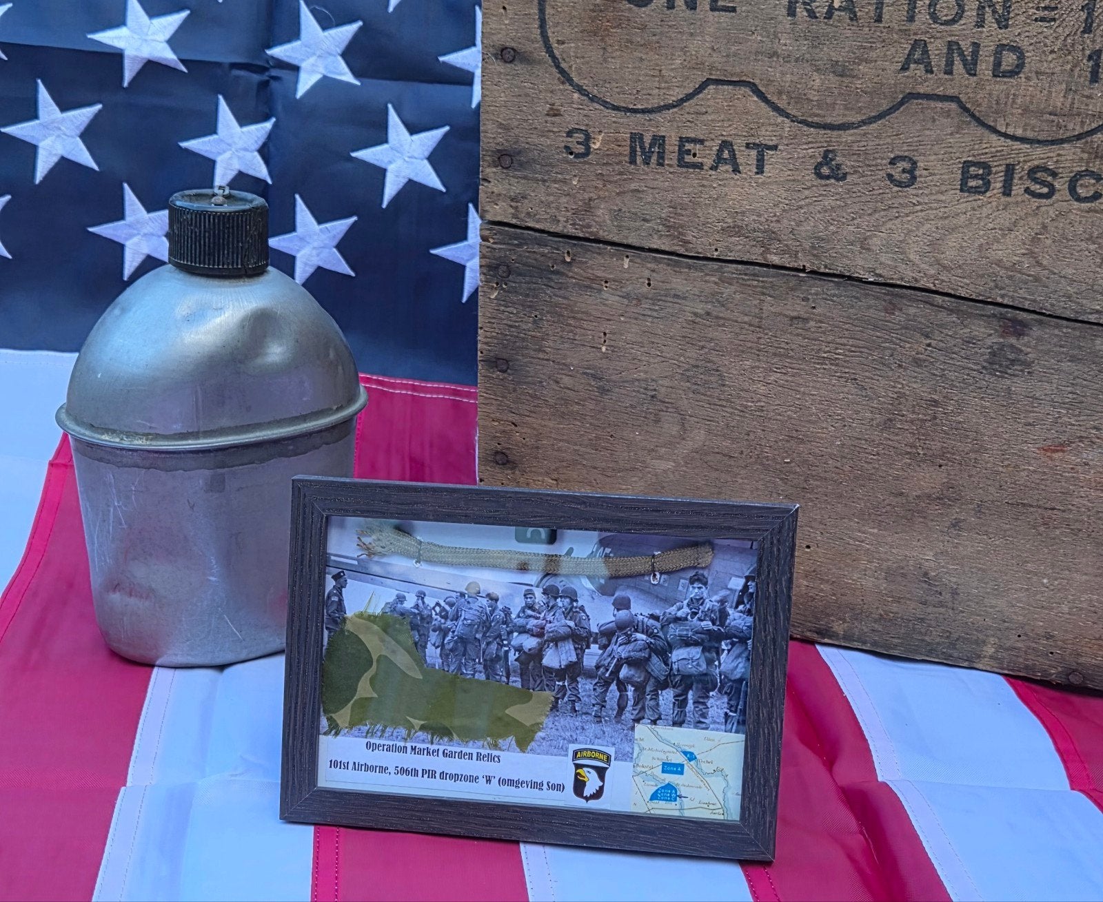 INGELIJSTE 101ST AIRBORNE DIVISION WO2 RELICS MARKET GARD, Ophalen of Verzenden, Amerika, Embleem of Badge