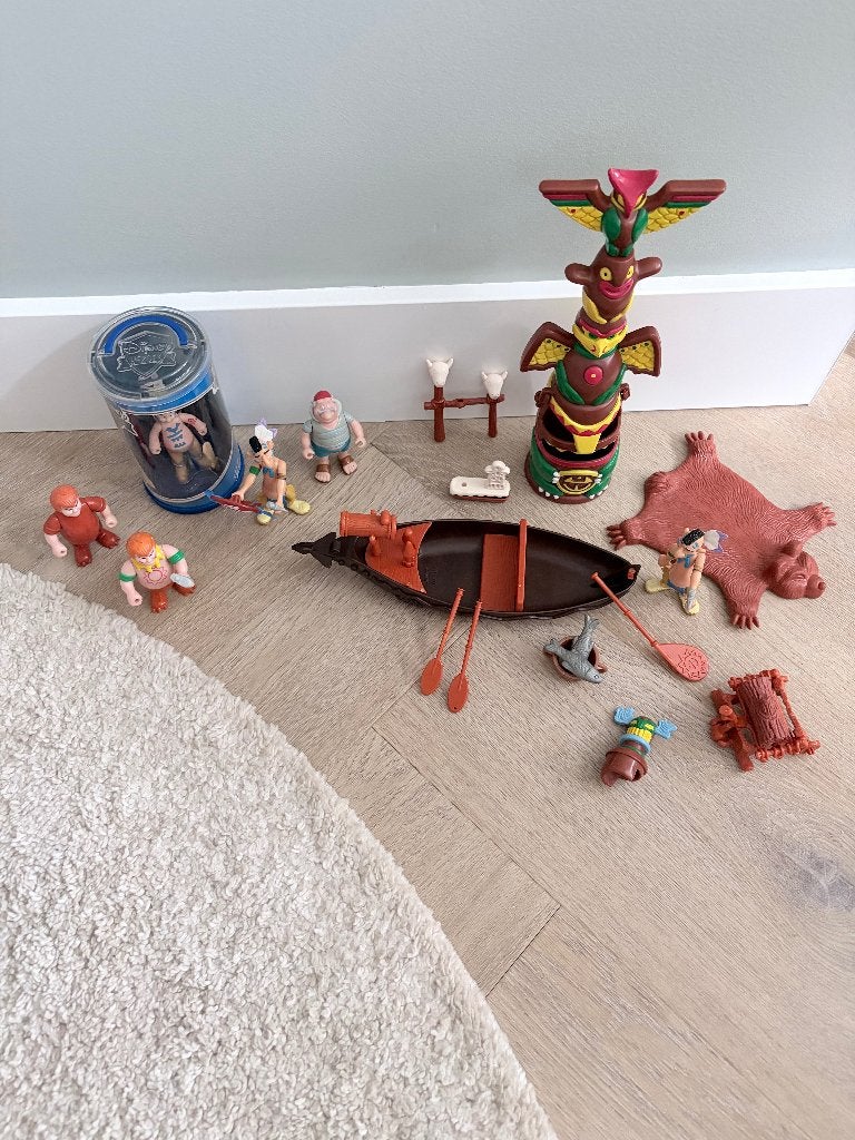 Famosa Peter Pan Disney Vintage Indianen Set – Boot & Totem, Ophalen of Verzenden, Peter Pan of Pinokkio, Zo goed als nieuw, Beeldje of Figuurtje