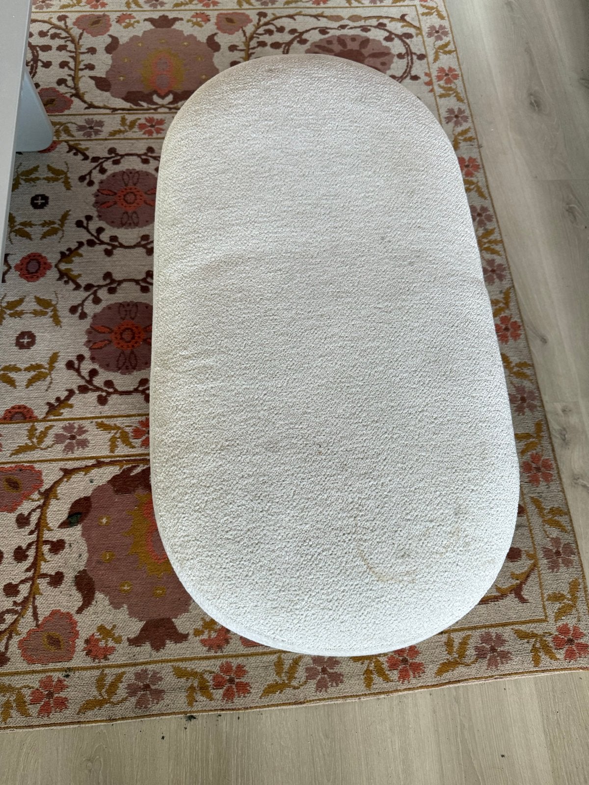 Moderne ovale poef/voetenbank in bouclé stof Jysk, Ophalen, Gebruikt, 100 tot 125 cm, Stof