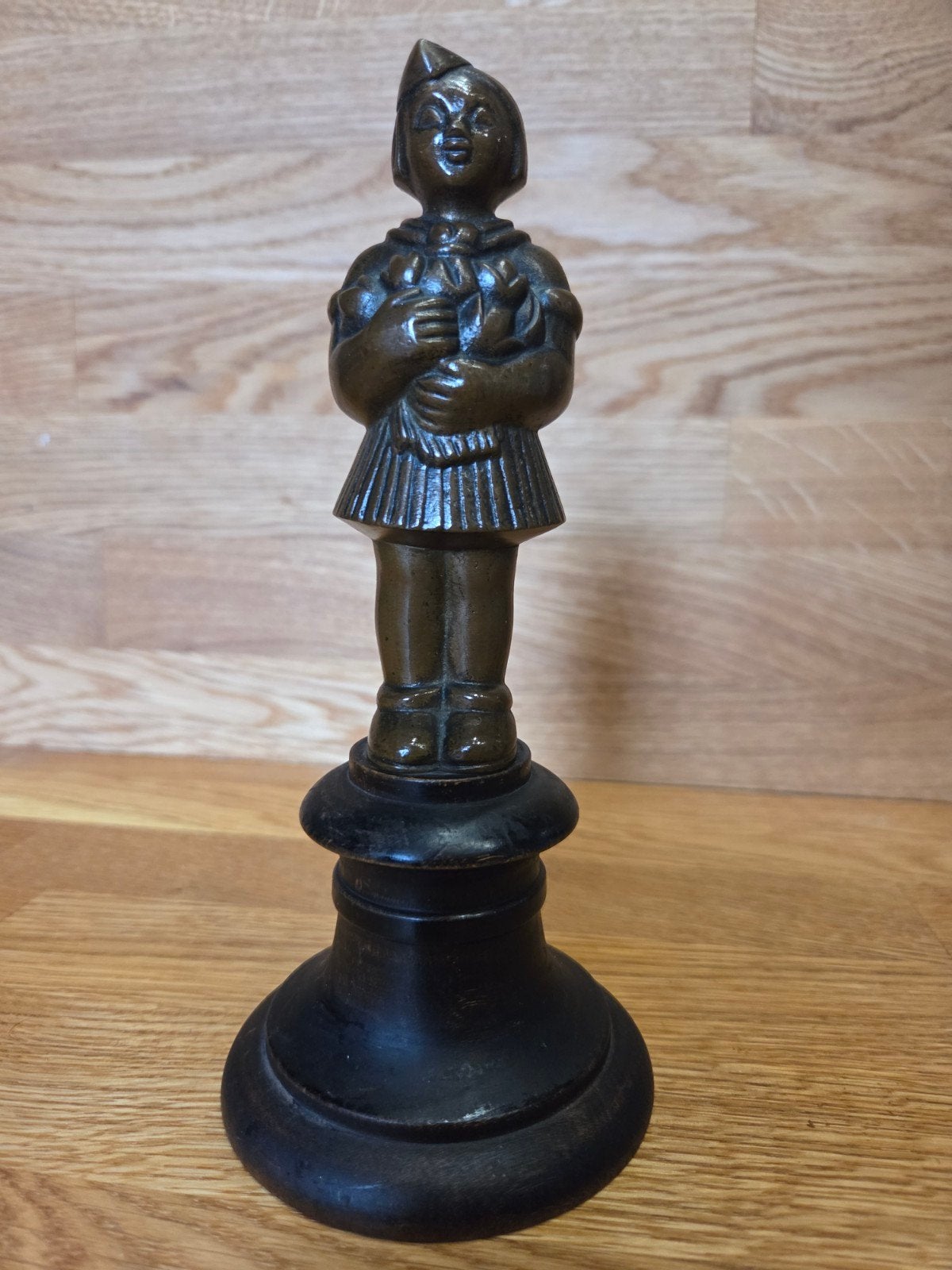 Antiek Bronzen Beeldje - Meisje met Bloemen - Op Houten Voet, Ophalen of Verzenden, Brons