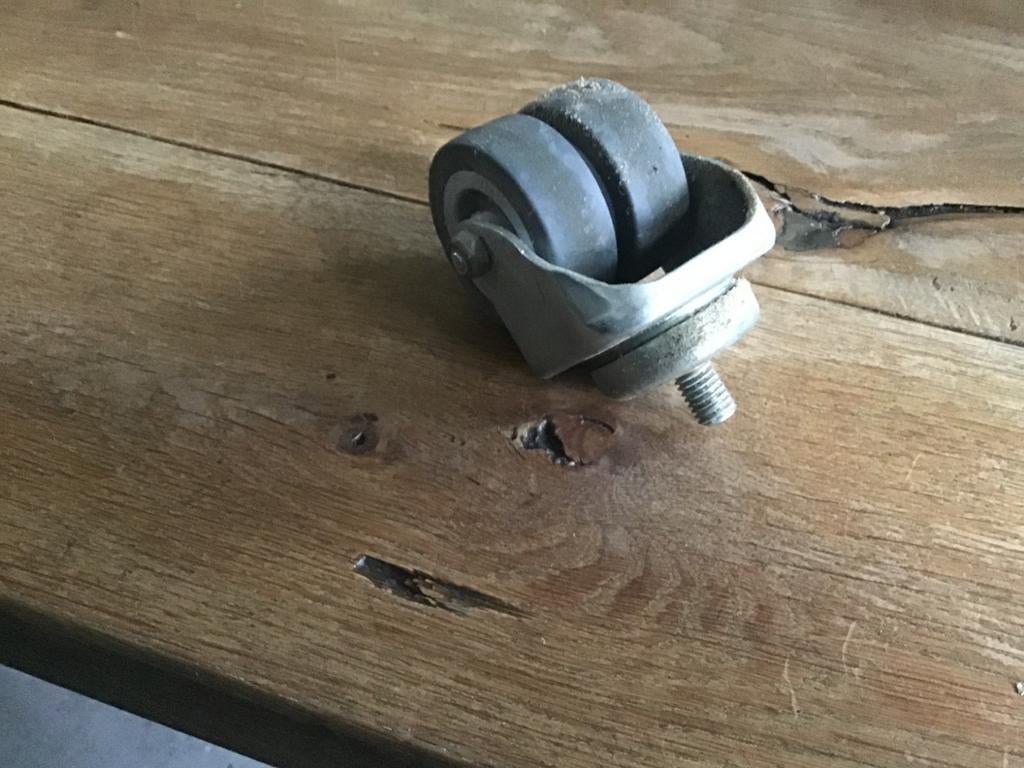 Gelagerde zwenk wieltjes, Ophalen