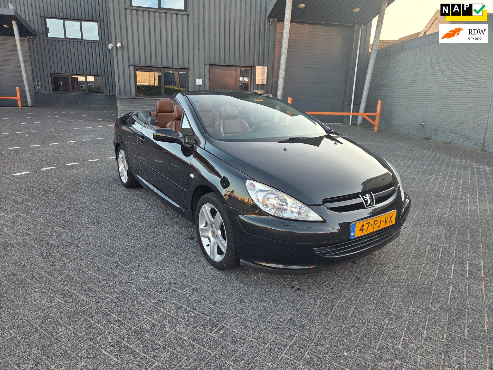 Peugeot 307 CC 2.0-16V NAP! Airco Leer Trekhaak Stoelvw Crui, Auto's, Peugeot, Voorwielaandrijving, Gebruikt, Cabriolet, 4 stoelen
