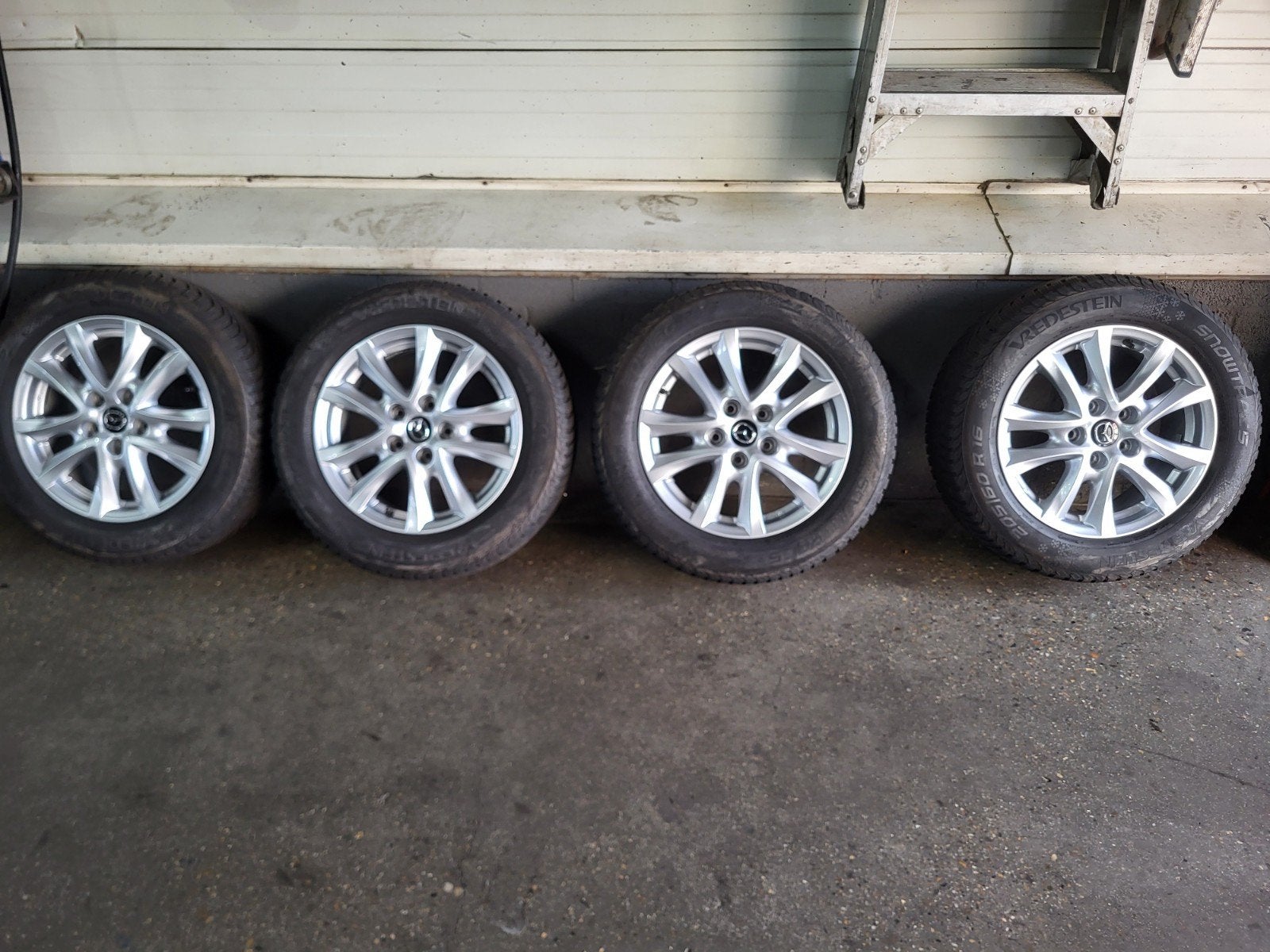 4 lichtmetalen velgen met winterbanden mazda 205/60R16, Ophalen
