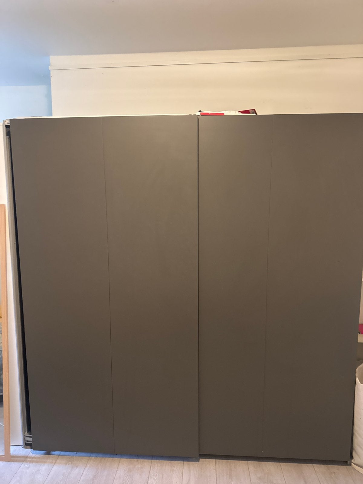 Grijze kledingkast met schuifdeuren, Huis en Inrichting, Ophalen, Overige materialen, Gebruikt, 100 tot 150 cm