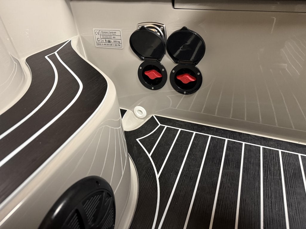 Foto 18 van Nieuwe MAASSLOEP 680 Retro 60PK HONDA KOELKST AUDIO BOEGSCHR