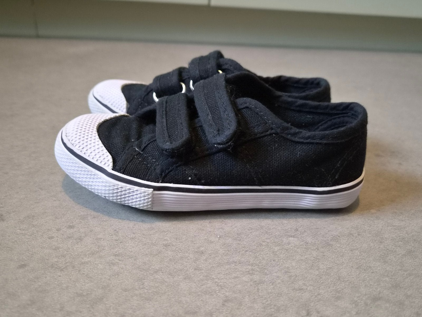 Zwarte gymschoenen met klittenband maat 27, Gebruikt, Jongen of Meisje, Ophalen of Verzenden, Chicane