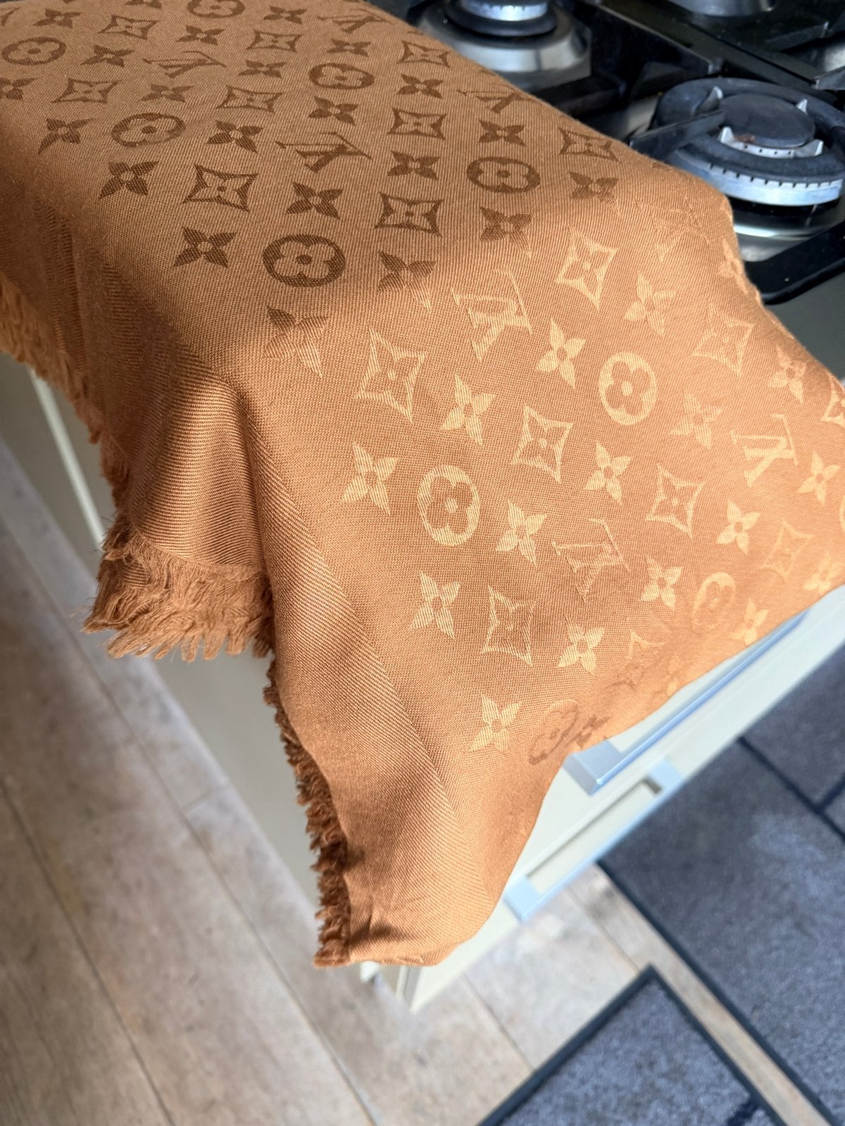 Louis Vuitton Monogram Sjaal Bruin Zijde Wol in box en bon, Kleding | Dames, Mutsen, Sjaals en Handschoenen, Ophalen of Verzenden
