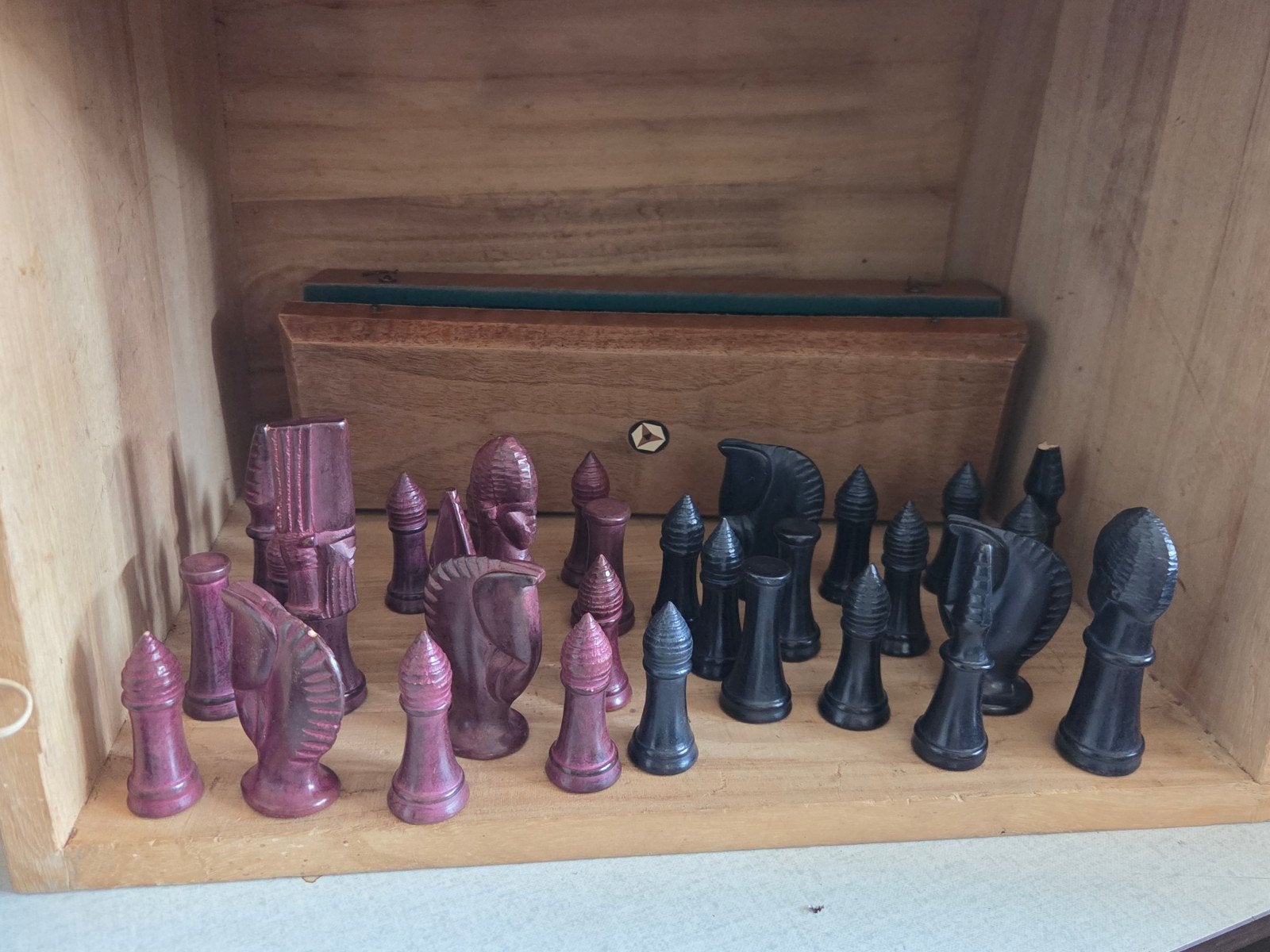 Uniek Schaakspel met Handgesneden Stukken in Houten Kist, Een of twee spelers, Ophalen of Verzenden, Gebruikt