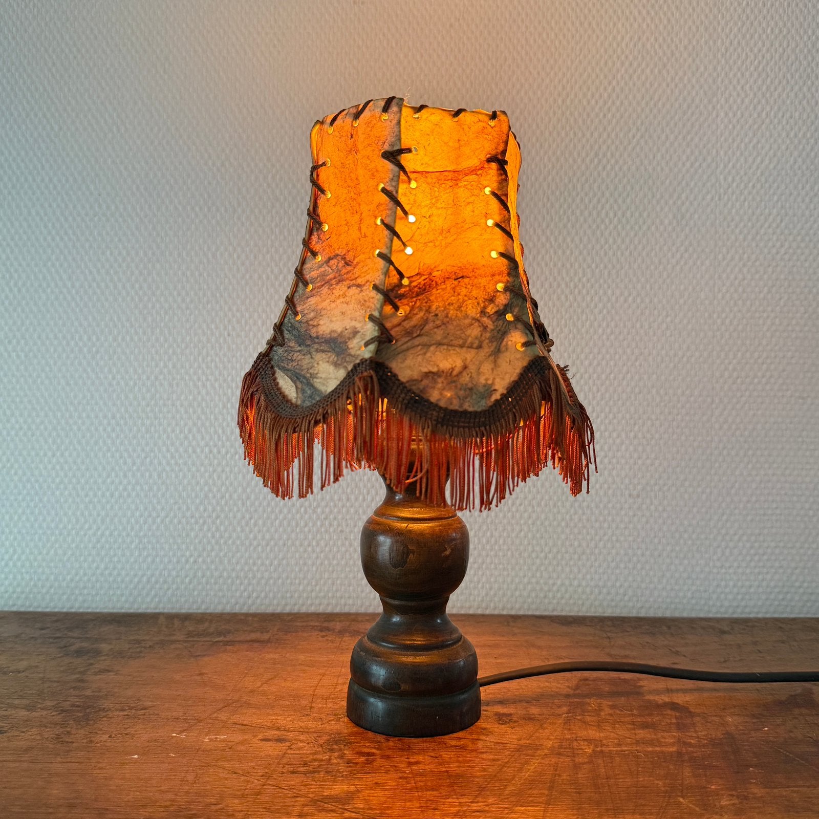 Vintage tafellamp houten voet met huiden kap & franje, Bruin, Ophalen of Verzenden, Zo goed als nieuw, Vintage