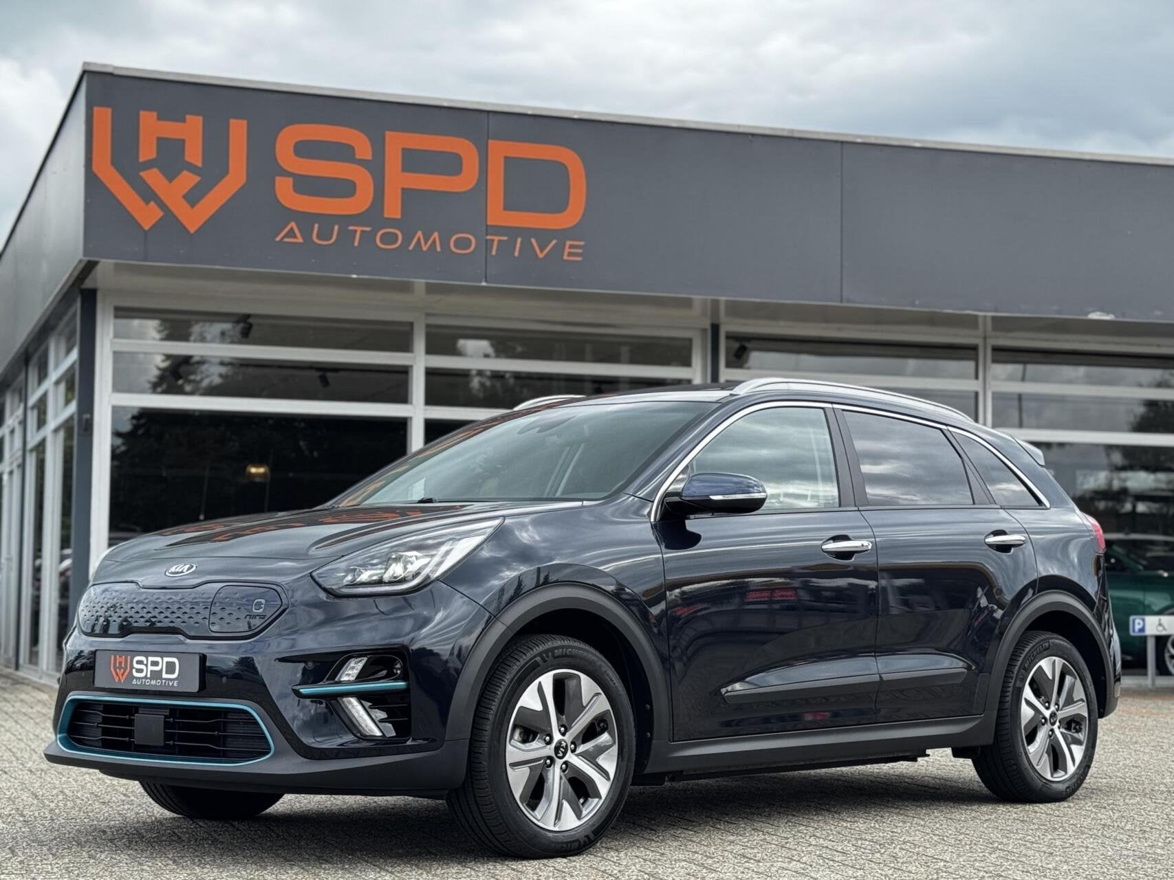 Kia e-Niro DynamicPlusLine 64 kWh|Pano|Camera|BTW|Carpl|ACC, Gebruikt, Zwart, Blauw, Leder en Stof