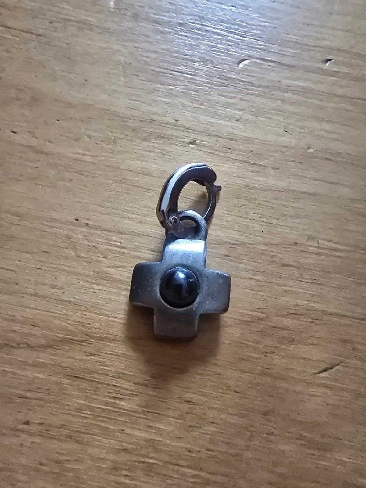 Zilverkleurige Kruis Hanger met Zwarte Steen, Ophalen of Verzenden