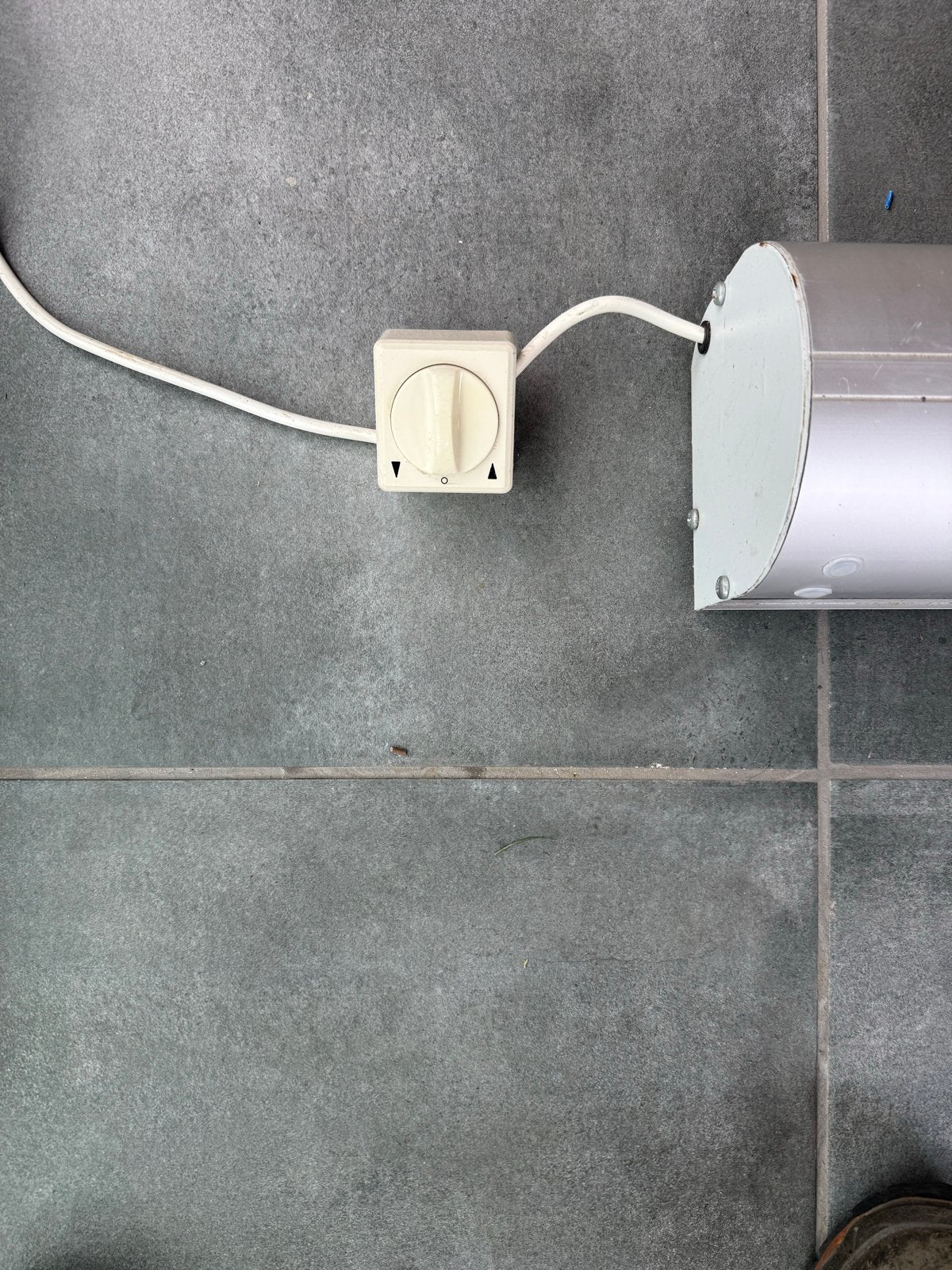 Milestone AV Projectiescherm 4m breed, waterbestendig, Ophalen, Elektrisch, Gebruikt