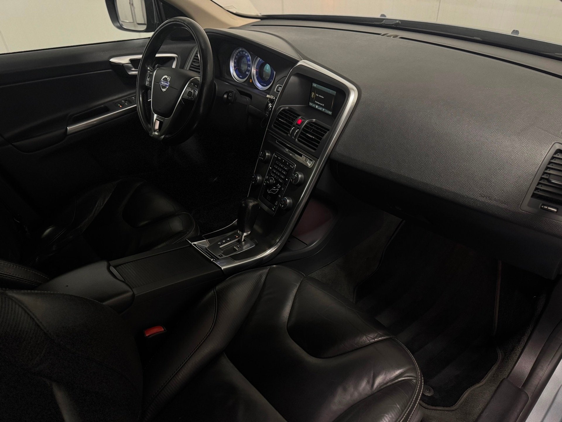 Volvo XC60 2.4D AWD R-Design 225PK AUTOMAAT/LEDER/CLIMA/CRUI, Auto's, Automaat, Euro 5, Gebruikt, Zwart