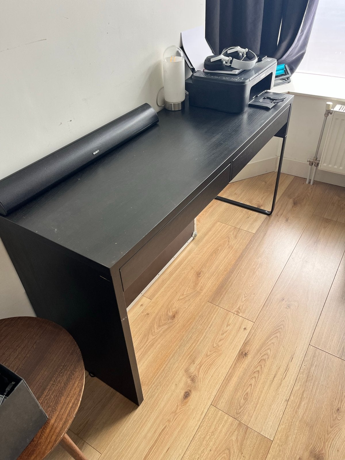 IKEA MICKE Bureau Zwartbruin 142x50 cm, Ophalen, Zwart, Gebruikt, Met lades