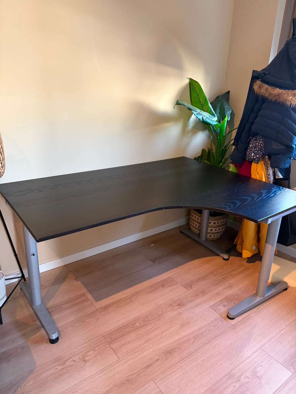 Ikea hoekbureau, Ophalen, In hoogte verstelbaar, Zo goed als nieuw