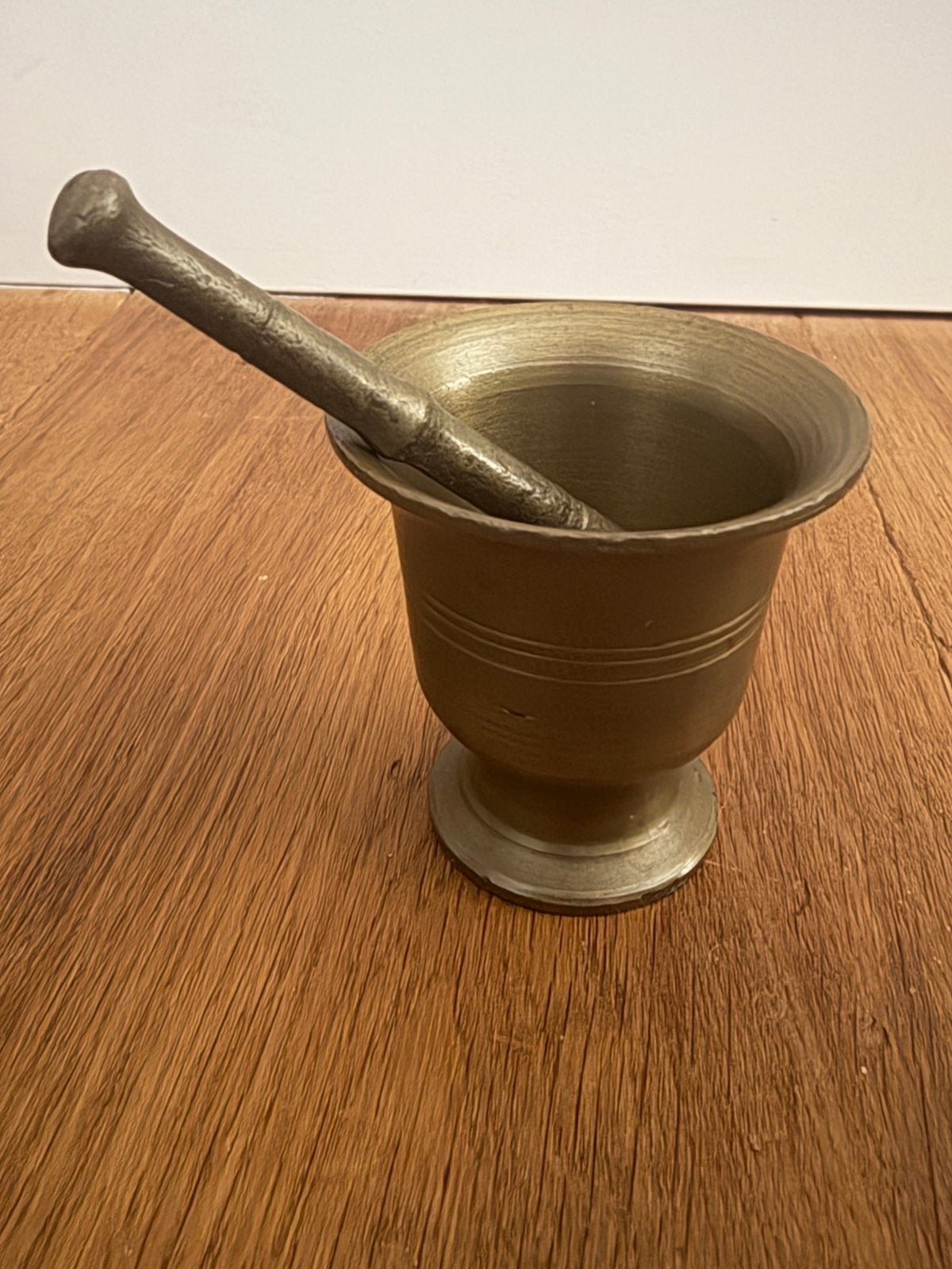 Antieke vijzel met stamper - Brons, Ophalen of Verzenden, Brons