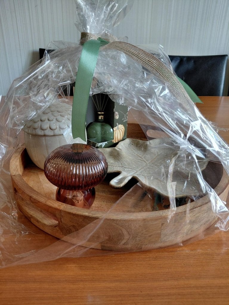 Herfstdecoraties op rond houten dienblad., Ophalen of Verzenden, Nieuw, Steen/keramiek