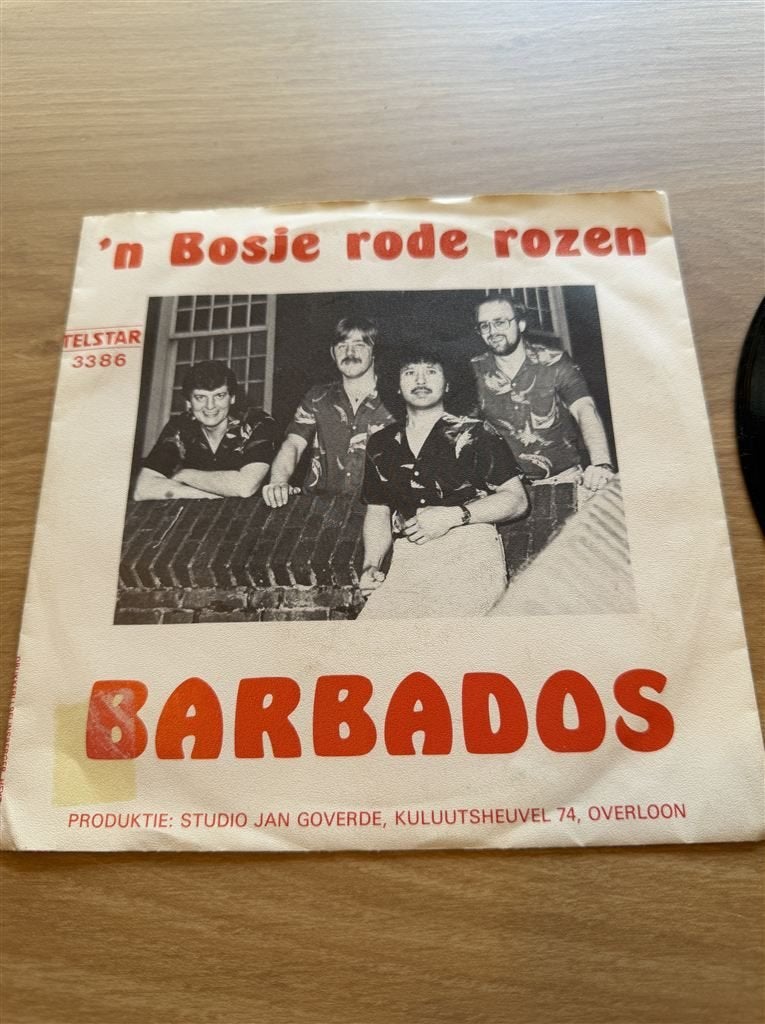 Barbados - \'n Bosje rode rozen, Ophalen of Verzenden, Zo goed als nieuw, Nederlandstalig