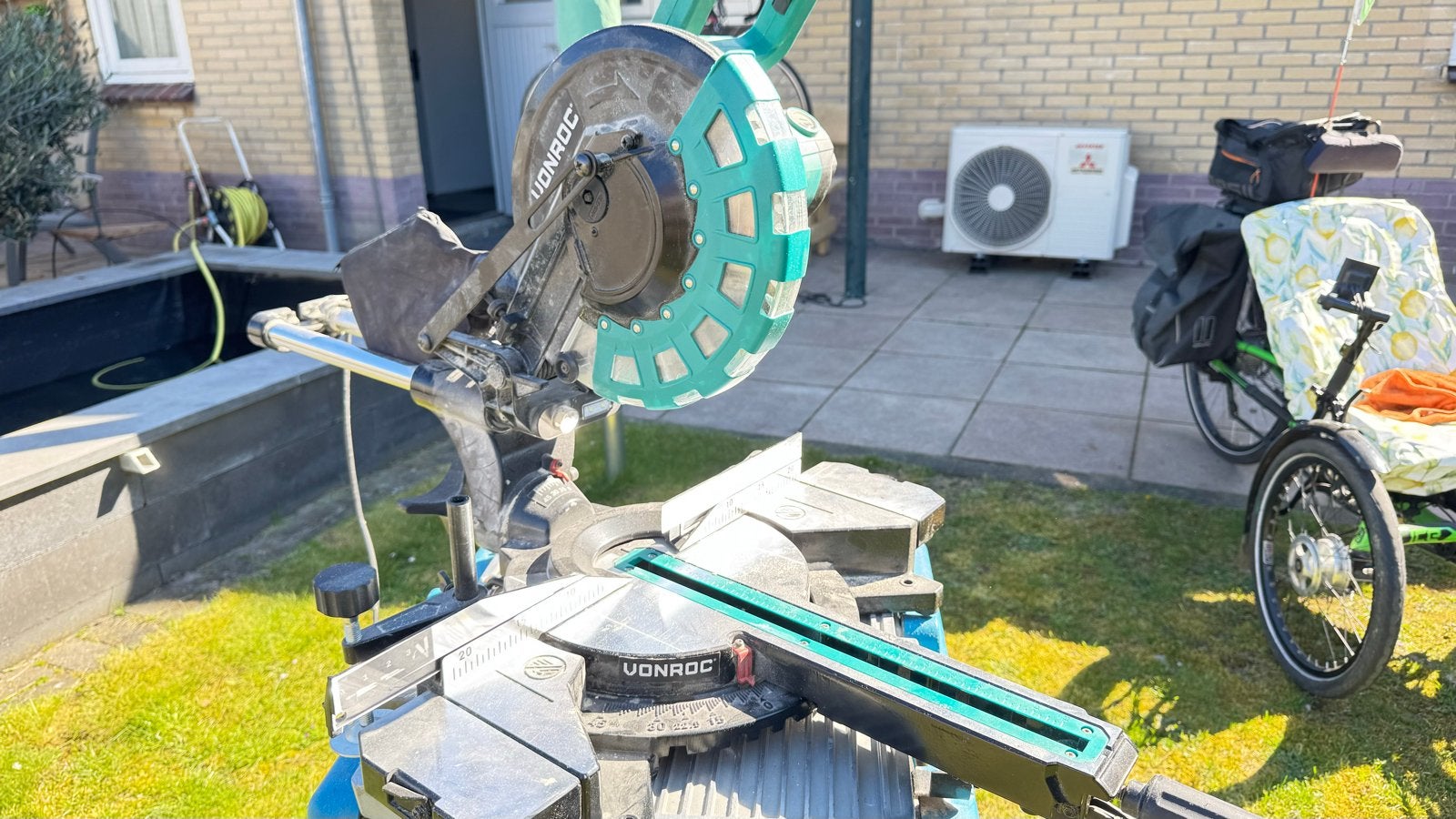 Vonroc Afkortzaag - Krachtige Zaag voor Precisiewerk, Doe-het-zelf en Verbouw, Gereedschap | Zaagmachines, Ophalen, Gebruikt, 70 mm of meer