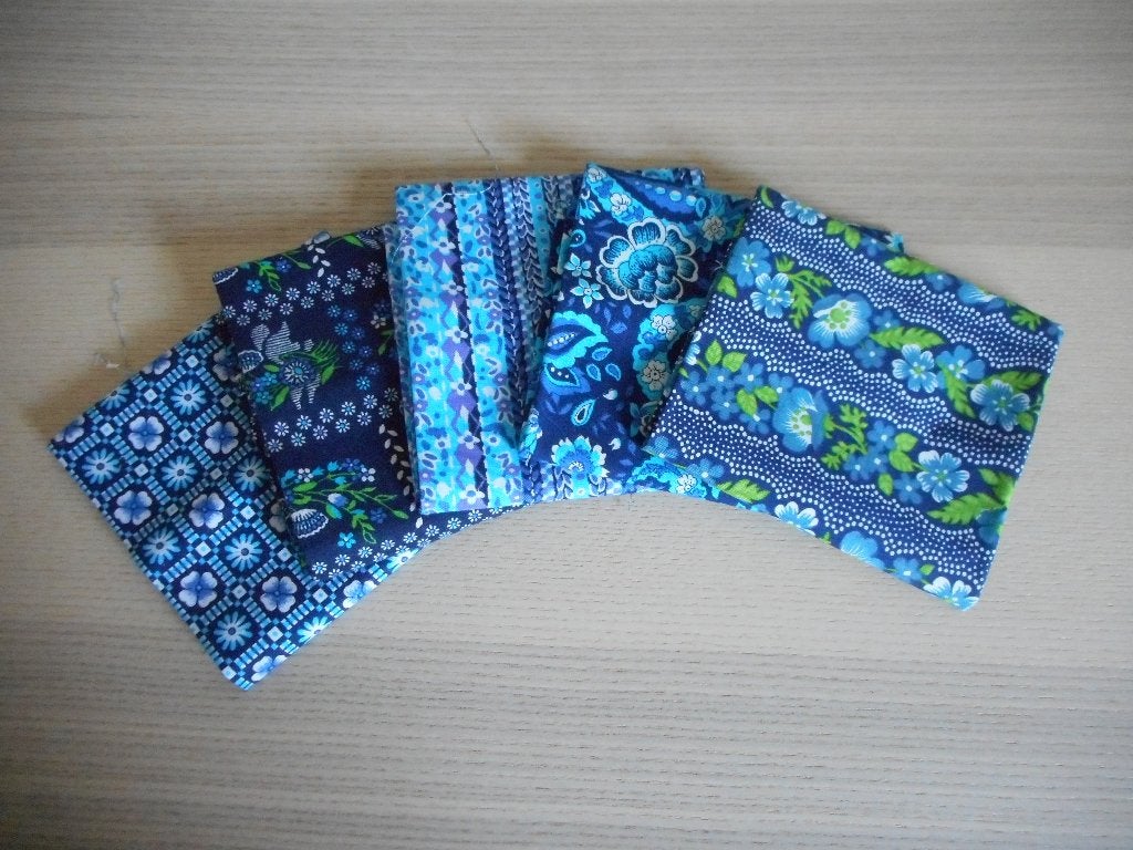 Pakket lapjes, stof blauw met print NIEUW, Hobby en Vrije tijd, Blauw, Nieuw, Ophalen of Verzenden, 30 tot 120 cm