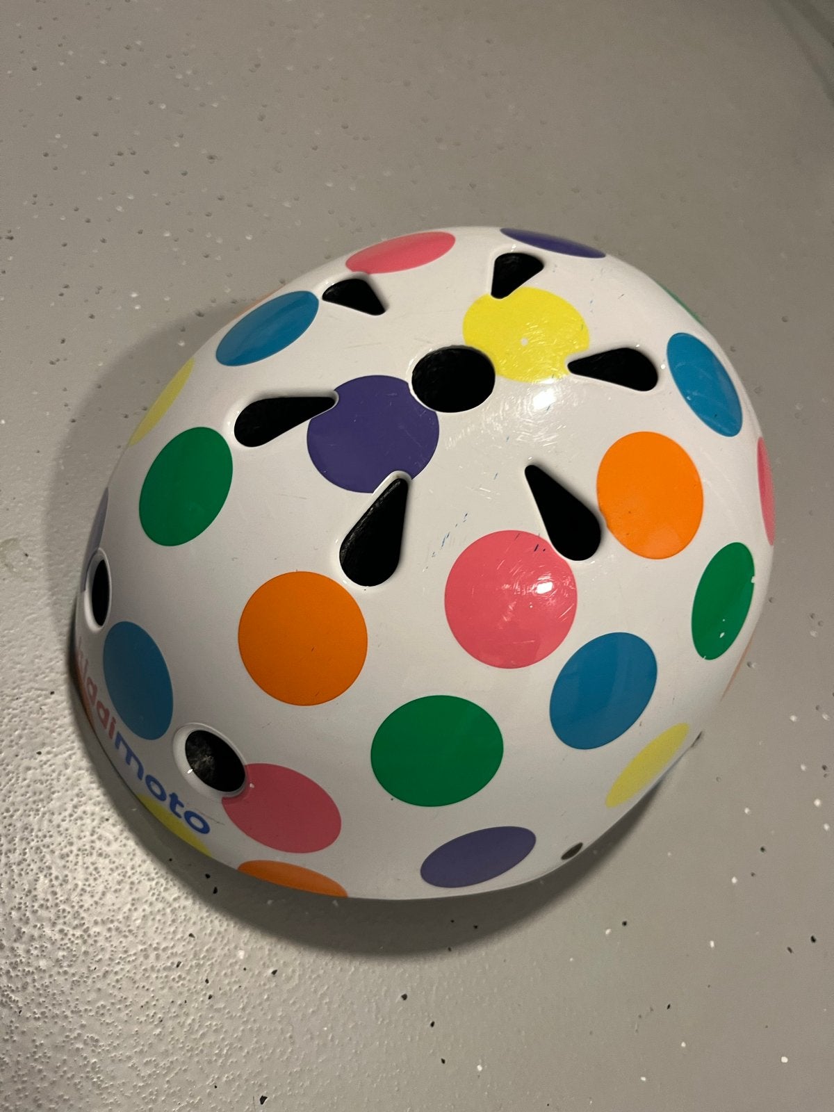 Kiddimoto kinderfietshelm met stippen, Fietsen en Brommers, Fietsaccessoires | Fietshelmen, Ophalen of Verzenden, Gebruikt, Overige maten