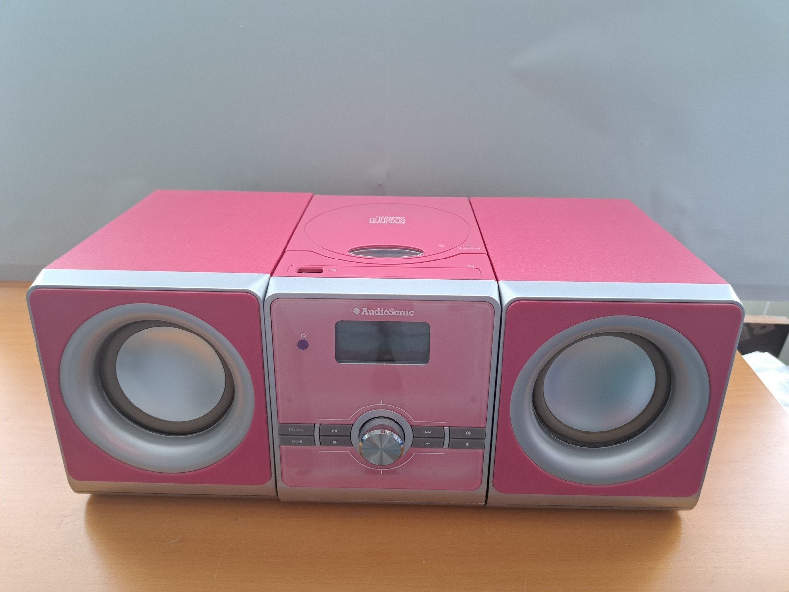 Roze radio met CD, USB & afstandsbediening, Draagbaar, Tuner of Radio, Zo goed als nieuw, Ophalen