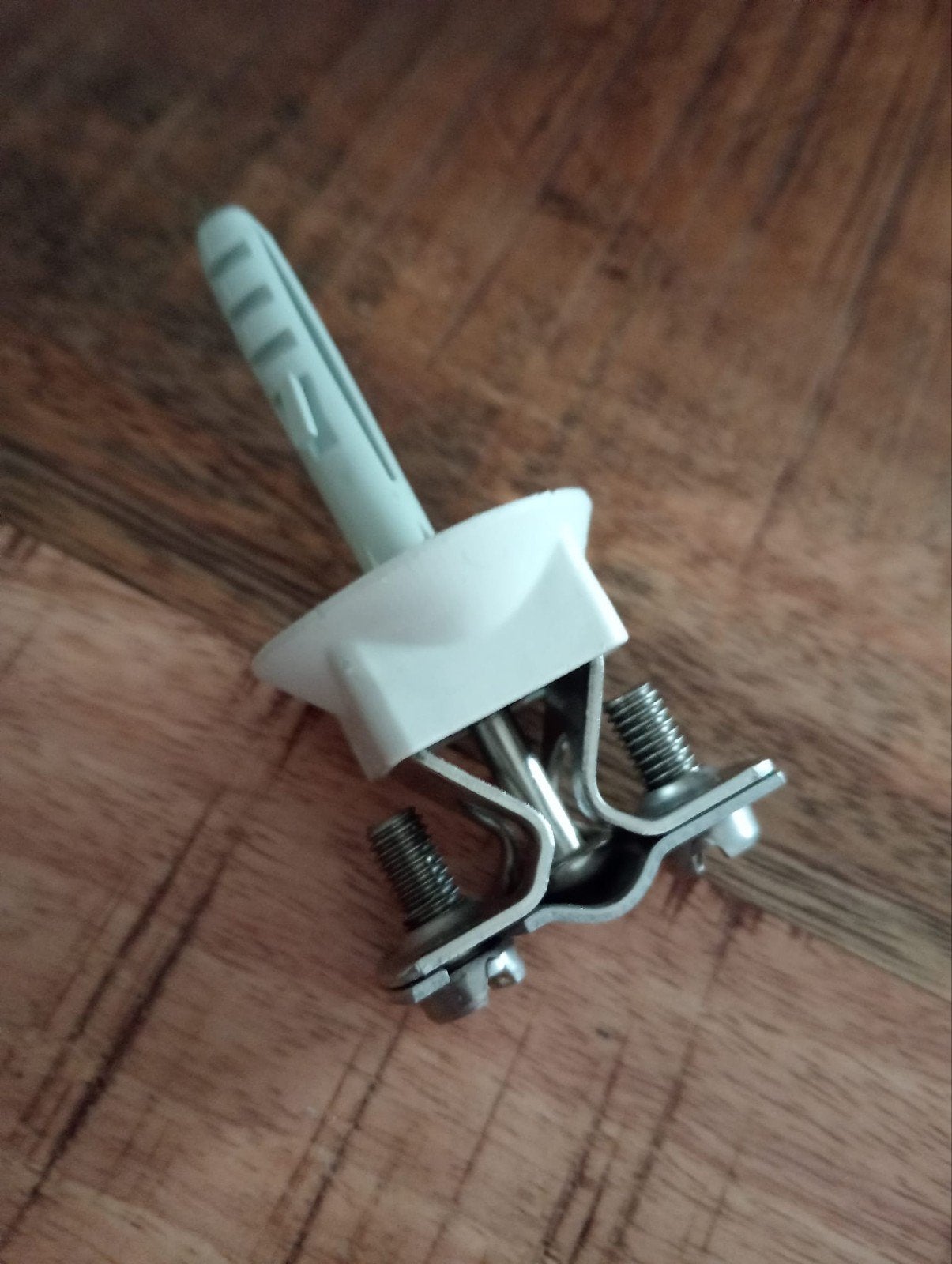 Plug met beugel en schroeven - Nieuw, Doe-het-zelf en Verbouw, IJzerwaren en Bevestigingsmiddelen, Ophalen of Verzenden, Nieuw
