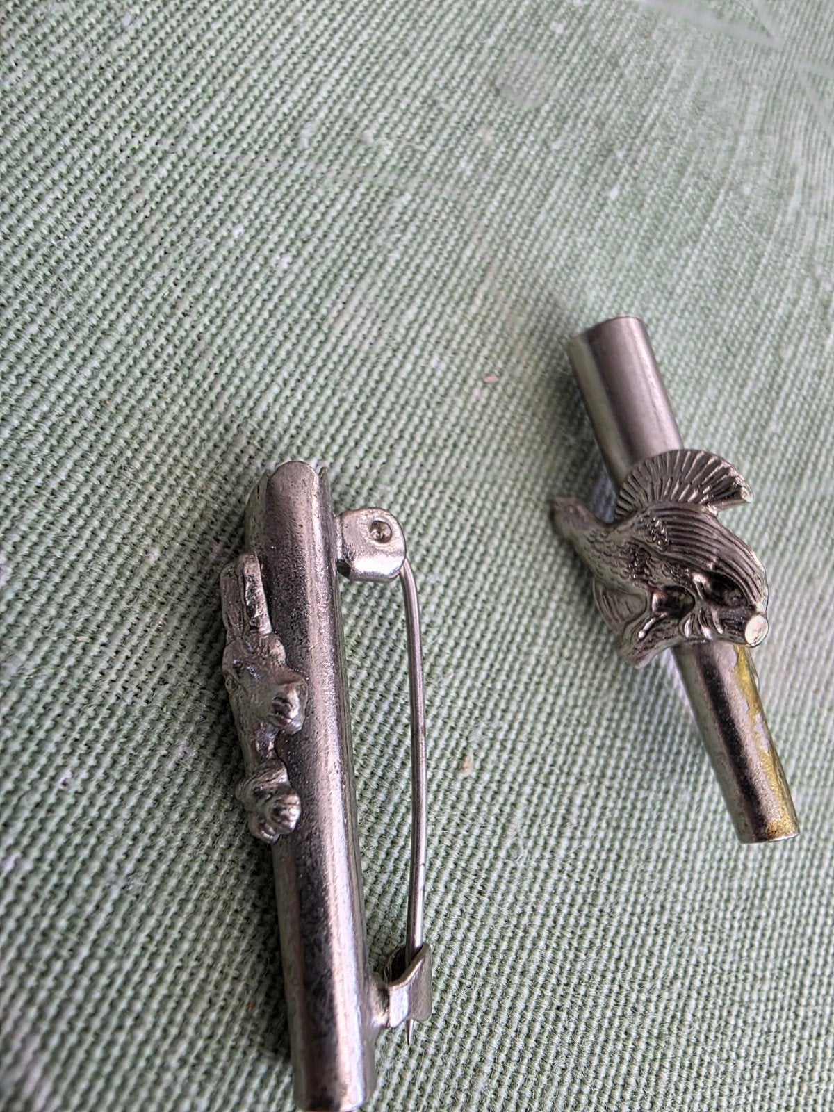 Federhulse met hert en haan, Ophalen of Verzenden, Overige materialen, Broche