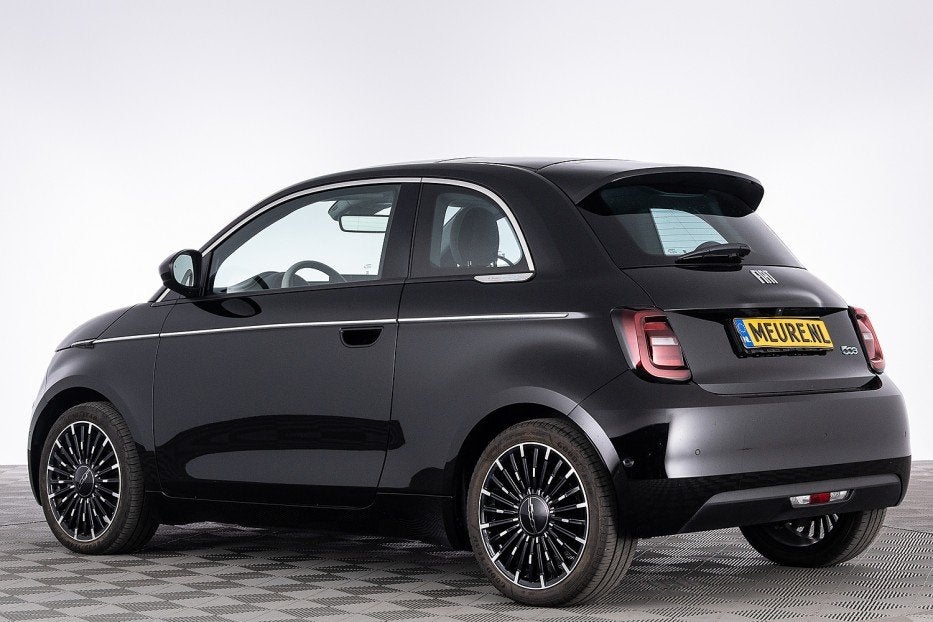 Fiat 500e 42kWh La Prima | PANORAMA | CAMERA | ADAPTIVE CRUI, 12 maanden, 0 cilinders, 118 pk, 4 stoelen
