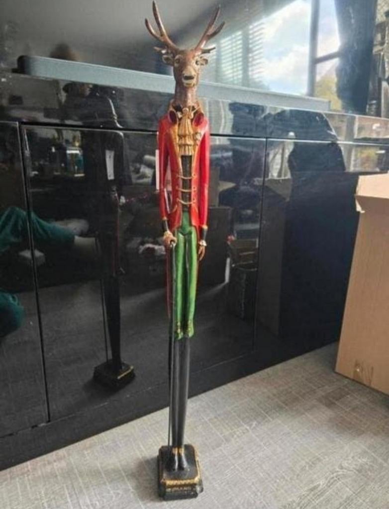 Decoratief hert beeld in rood en groen kostuum, Huis en Inrichting, Ophalen, Meerkleurig, Overige stijlen, Nieuw