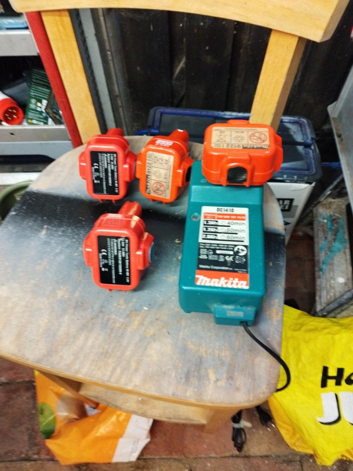 Makita 9.6V Accu's en Oplader DC1410, Ophalen, Gebruikt