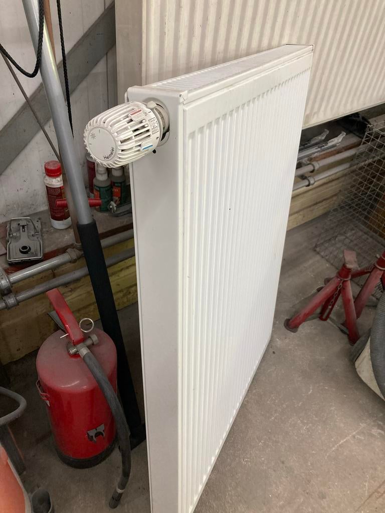 Witte radiator met thermostaatknop, Ophalen, Radiator, 60 tot 150 cm, 80 cm of meer