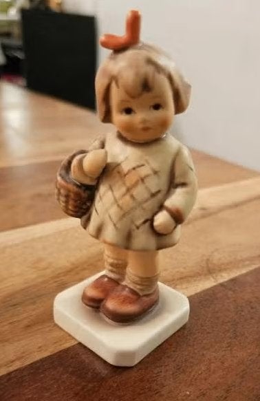 Hummel Nr. 479 - Ich Bring Dir Was, Verzamelen, Beelden en Beeldjes, Ophalen of Verzenden, Zo goed als nieuw, Hummel
