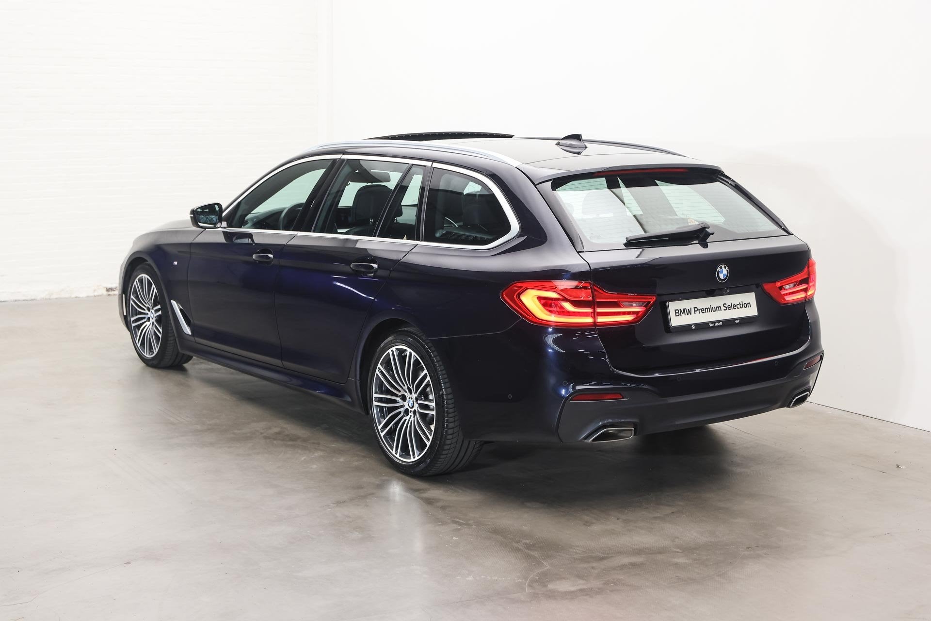 BMW 5 Serie Touring 520i High Executive M Sport Automaat / P, Auto's, Achterwielaandrijving, 4 cilinders, Zwart, 184 pk
