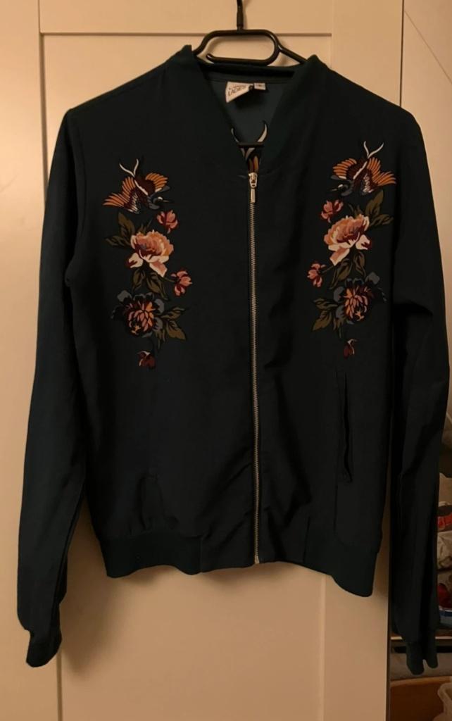 Groen vestje jasje met kolibrie achtige vogel, Ophalen of Verzenden, Zo goed als nieuw, Maat 36 (S), Groen