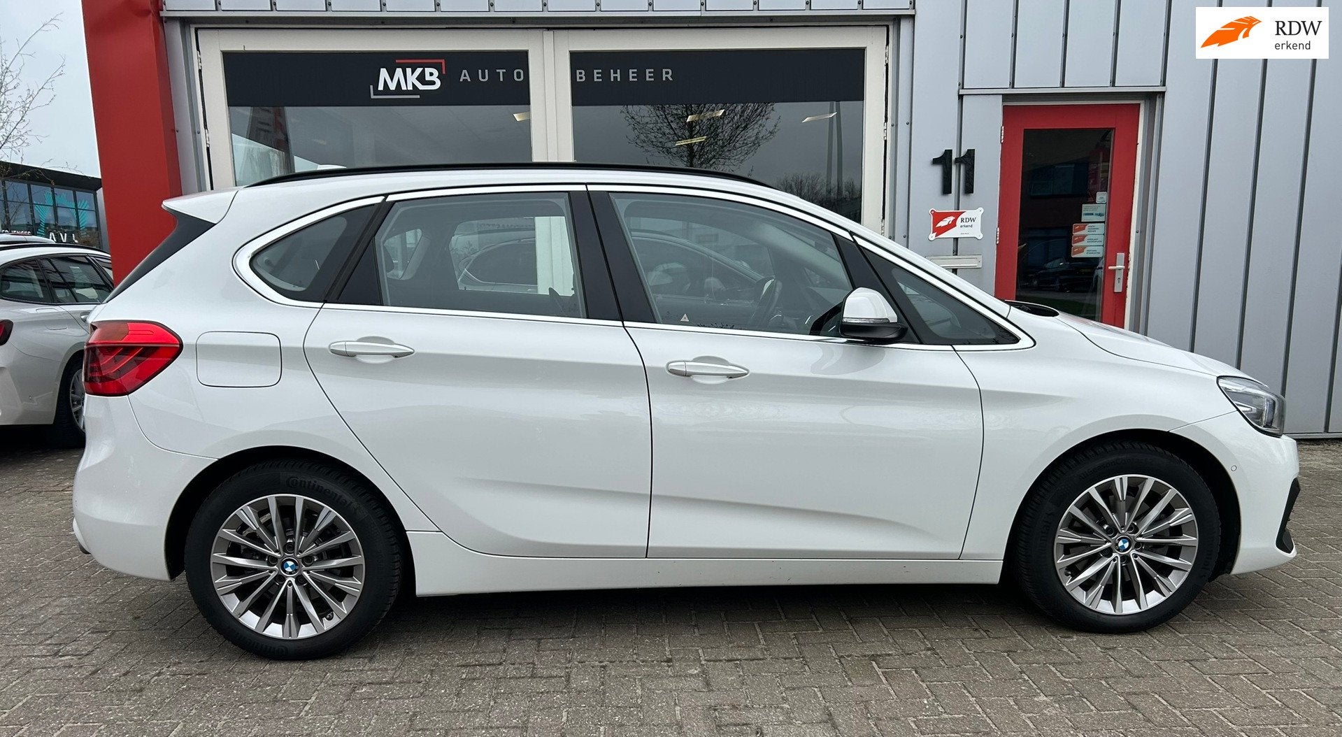 BMW 2-serie Active Tourer 220i High Executive Trekhaak/LED, Auto's, Gebruikt, 4 cilinders, Wit, Leder