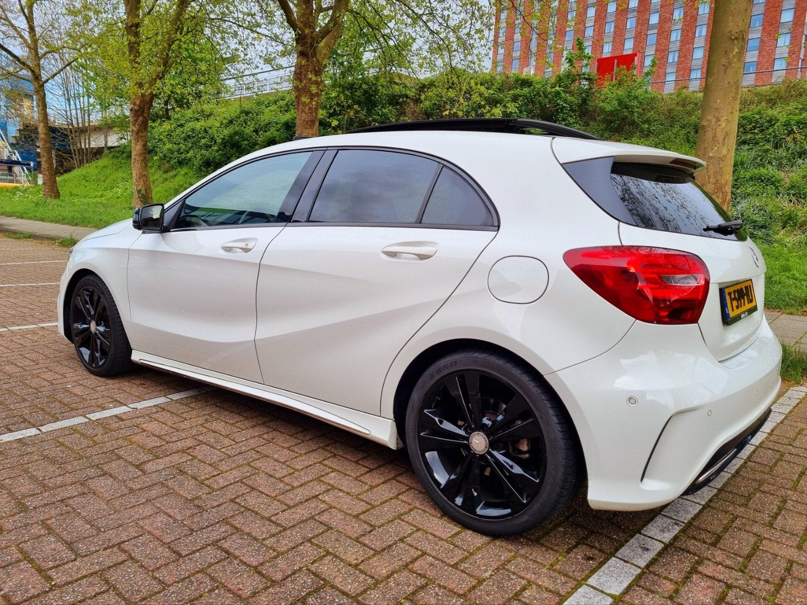 Mercedes-Benz A-Klasse 1.6 A160 2016 Wit, Auto's, Voorwielaandrijving, Zwart, 4 cilinders, Adaptieve lichten