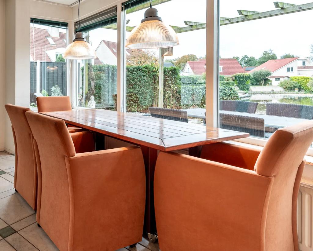 Jan des Bouvrie eettafel + 4 stoelen | kersenhout, Ophalen, Gebruikt, Modern vintage design, 50 tot 100 cm