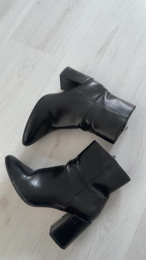 Hakken laarsjes schoenen bershka 39 zwart- alleen verzenden, Verzenden, Zwart, Lage of Enkellaarzen, Gedragen
