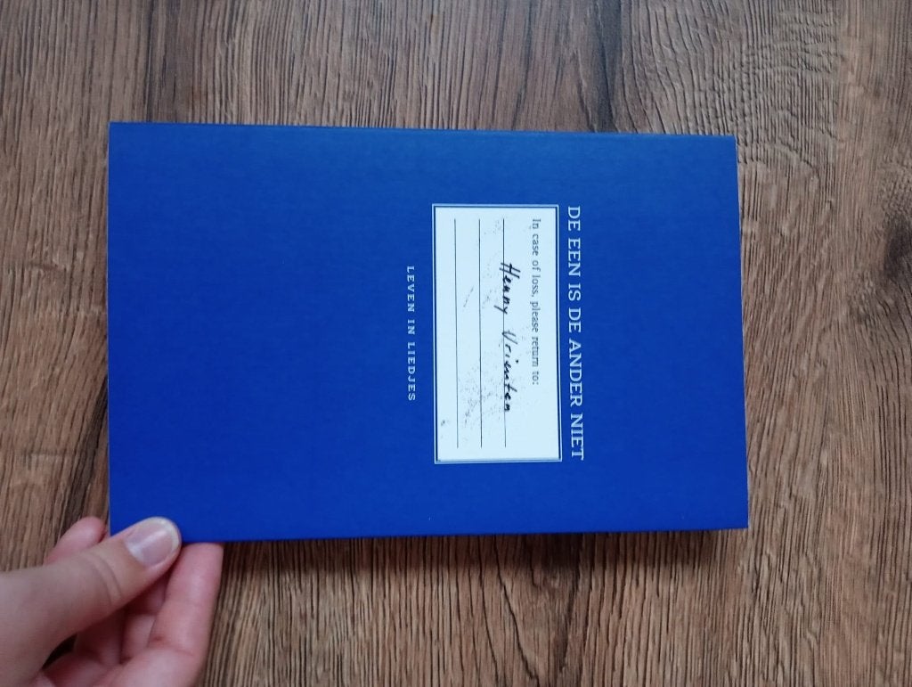 De een is de ander niet - Henny Vrienten, Boeken, Muziek, Ophalen of Verzenden, Zo goed als nieuw, Algemeen, Henny Vrienten