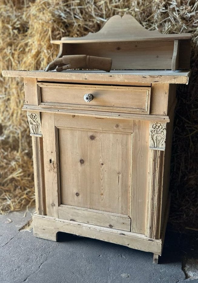 *Antiek oud grenen commode kastje met subtiel houtsnijwerk*, Ophalen