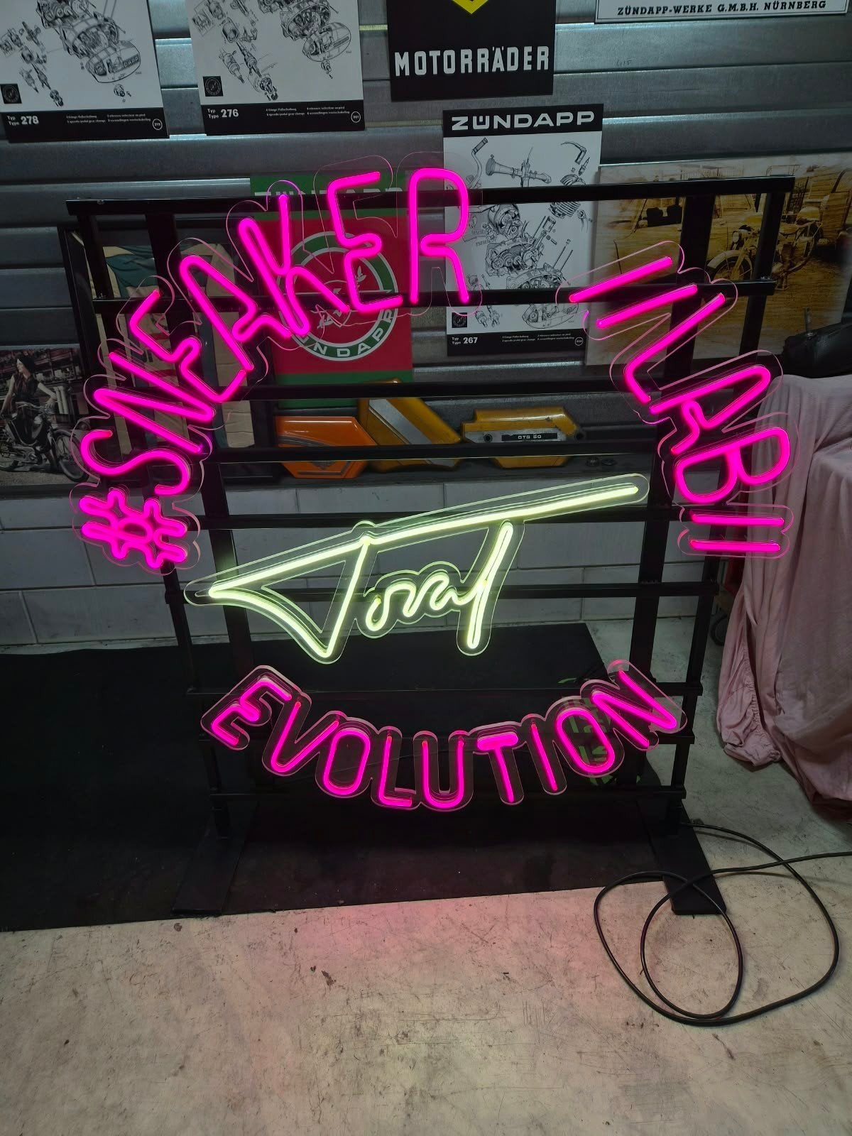 Neon reclame Sneaker Lab Evolution, Ophalen, Gebruikt, 1970 tot heden, Overige merken