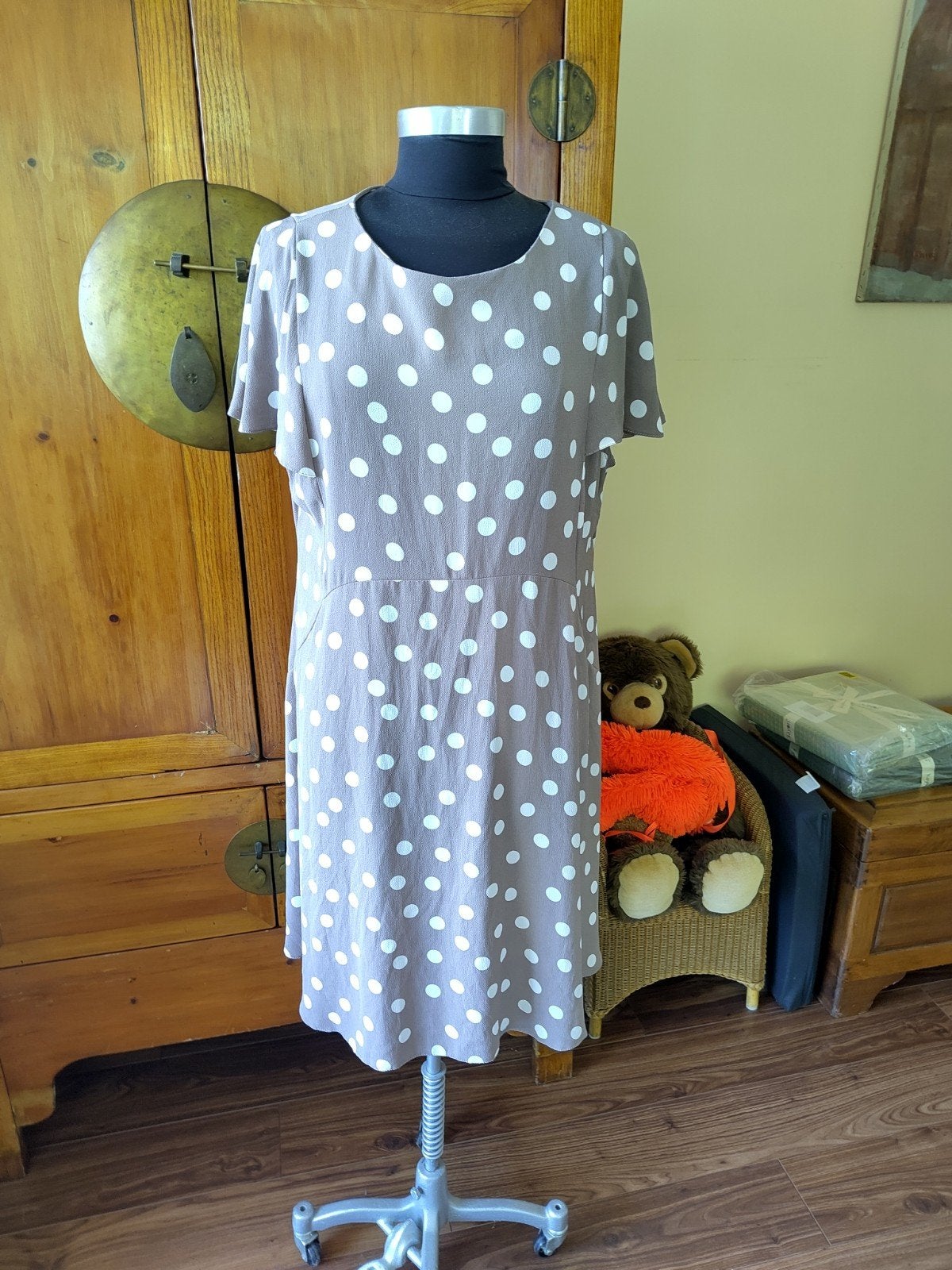 Heerlijk zomerjurkje.mt 46 taupe met beige stippen, Maat 46/48 (XL) of groter, Ophalen of Verzenden, Zo goed als nieuw, Knielengte
