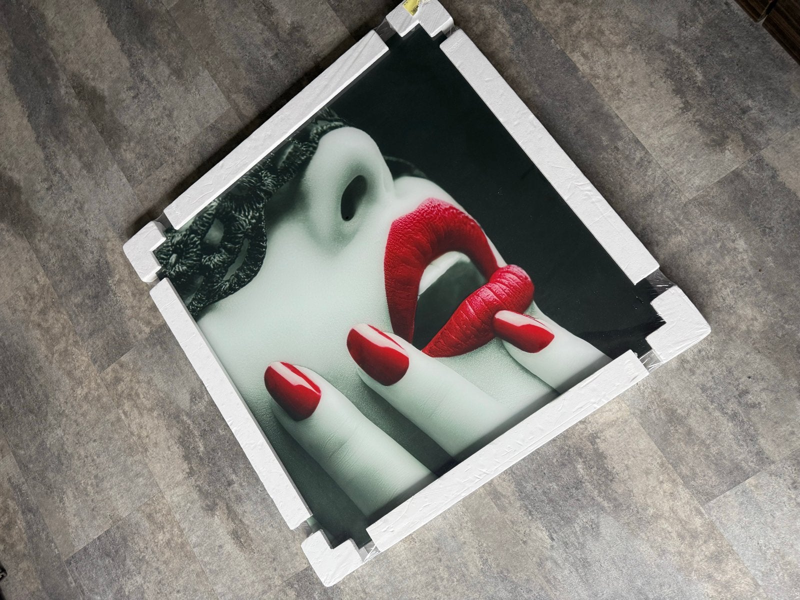 Glazen schilderij: Vrouw met rode lippen en kantmasker, Ophalen