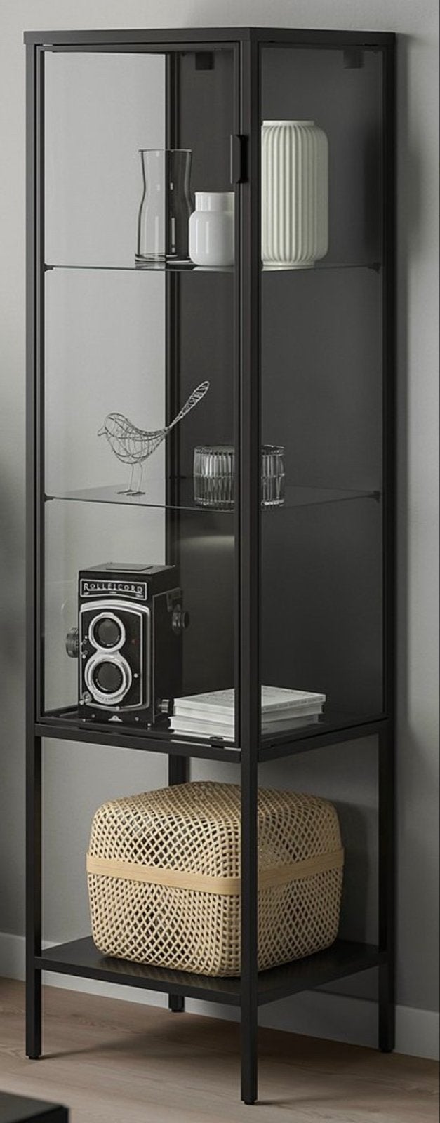 IKEA Rudsta Vitrinekast Zwart - Zo goed als nieuw, Huis en Inrichting, 150 tot 200 cm, 25 tot 50 cm, Met deur(en), 50 tot 100 cm