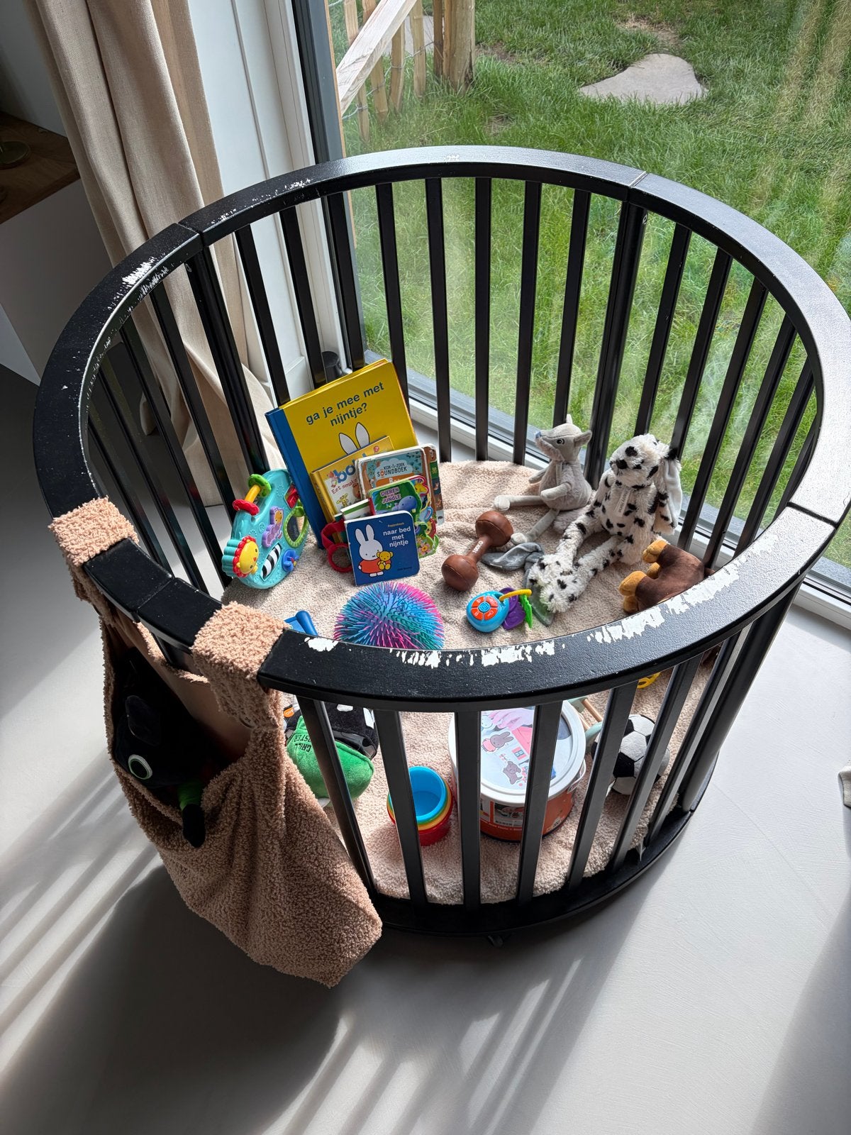 Rond babybox - Zwart voor een fanatieke schilder, Ophalen, Gebruikt, Rond, Wieltjes