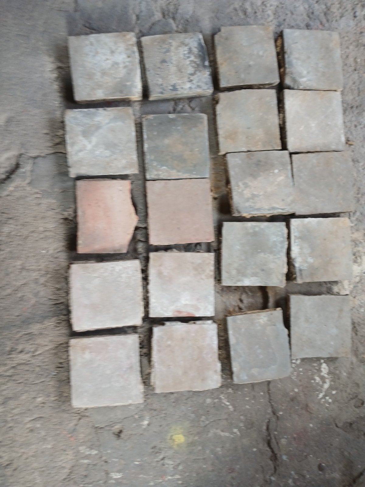 37 antieke handgevormde terracotta vloertegels, grijs/rood, Ophalen, Overige materialen, Gebruikt, Minder dan 20 cm