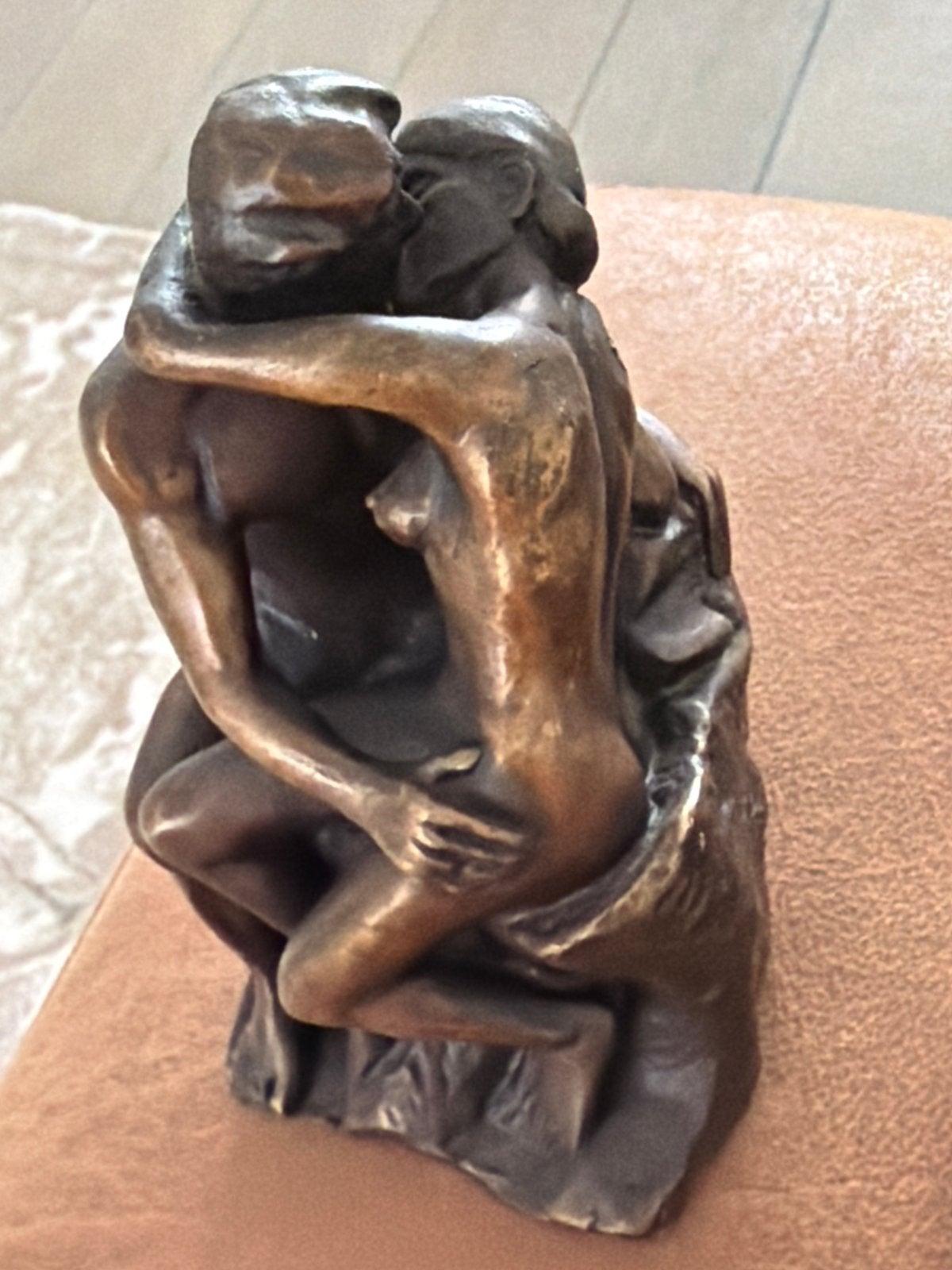 Bronzen beeld van een omhelzend paar, Antiek en Kunst, Groep mensen, Ophalen of Verzenden, 20 - 50 cm, Beeld